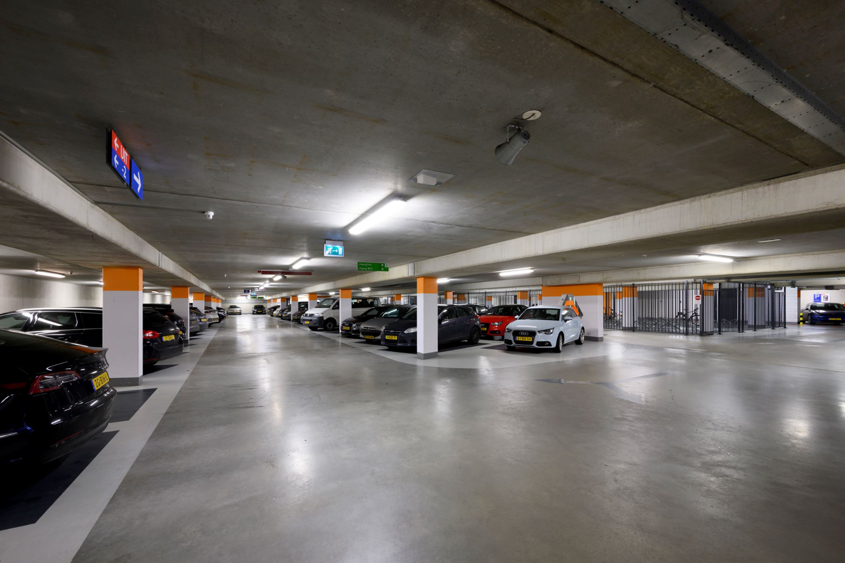 Ondergrondse parkeergarage aan de P.J. Oudweg met geparkeerde auto's en fietsenstalling.